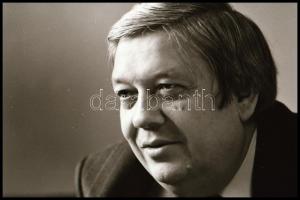 cca 1990 Pozsgay Imre (1933-2016) politikusról készült felvételek (többféle helyszínen), 36 db vinta...