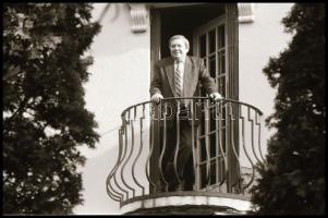 cca 1990 Pozsgay Imre (1933-2016) politikusról készült felvételek (többféle helyszínen), 36 db vinta...