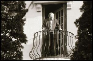 cca 1990 Pozsgay Imre (1933-2016) politikusról készült felvételek (többféle helyszínen), 36 db vinta...