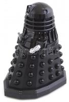 Dalek a Doctor Who című BBC sorozatból. Elemes, nagy méretű figura. Működik, jelzett. 35 cm