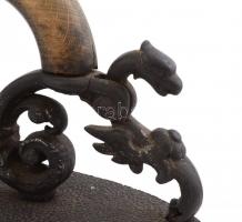 Öntöttvas szenes vasaló sárkányos nyitóval, fa fogantyúval, kopásnyomokkal, 24x21 cm