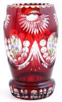 Kétrétegű, csiszolt piros üveg váza, festett virágokkal, aranyozott szegéllyel m:15,5 cm Hibátlan.