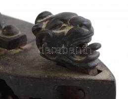 Öntöttvas szenes vasaló oroszlános nyitóval, fa fogantyúval, kopásnyomokkal, 23x22 cm