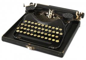 cca 1920-40 Corona amerikai hordozható írógép kissé kopott állapotban, angol billentyűzettel, eredeti, kopott tokkal, 30x33,5x12 cm / Corona US-typewriter, with some minor wear, in original case, 30x33,5x12 cm