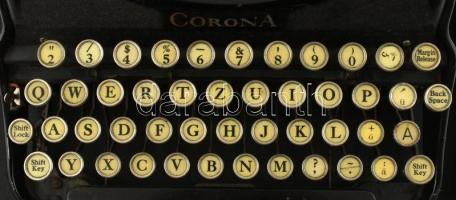 cca 1920-40 Corona amerikai hordozható írógép kissé kopott állapotban, angol billentyűzettel, eredet...