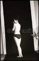 Különböző időpontokban szervezett aktfotózások felvételei, 20 db vintage NEGATÍV, 24x36 mm