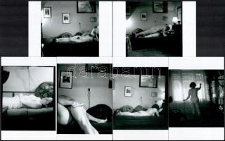cca 1935 Önkioldós expozíciók egy legénylakásban, szolidan erotikus felvételek, 11 db mai nagyítás, 15x10 cm