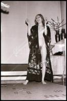 cca 1969 Lányok, lányok, szép leányok; 16 db NEGATÍV szolidan erotikus hölgyekről, 24x36 mm