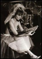 cca 1969 Lányok, lányok, szép leányok; 16 db NEGATÍV szolidan erotikus hölgyekről, 24x36 mm