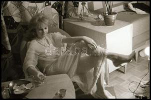 cca 1969 Lányok, lányok, szép leányok; 16 db NEGATÍV szolidan erotikus hölgyekről, 24x36 mm