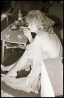 cca 1969 Lányok, lányok, szép leányok; 16 db NEGATÍV szolidan erotikus hölgyekről, 24x36 mm