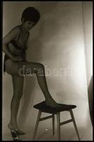 cca 1972 Női praktikák a csábítás terén, 11 db vintage NEGATÍV, 24x36 mm