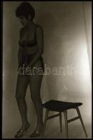 cca 1972 Női praktikák a csábítás terén, 11 db vintage NEGATÍV, 24x36 mm