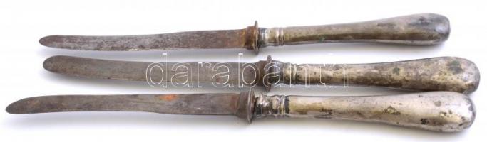 3 db ezüstnyelű (Ag) kés, jelzett, részben rozsdás, h: 25 cm, bruttó 71,6 gr