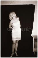 cca 1972 Az érdeklődés felkeltése, 23 db vintage NEGATÍV ismeretlen aktfotós archívumából, 24x36 mm