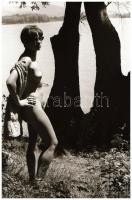 cca 1974 Kezdő fotómodellek iskolája, 25 db vintage NEGATÍV ismeretlen aktfotós archívumából, 24x36 ...