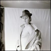 Fotómodellek talija egy tételben; különböző időpontokban, többek közreműködésével  készült felvétele...