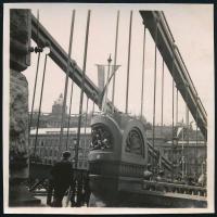 cca 1937 Kinszki Imre (1901-1945) budapesti fotóművész hagyatékából, jelzés nélküli vintage fotó (Lánchídon), 5,6x5,7 cm