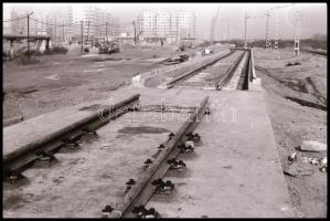 1986 Budapest, a Szilágyi utcai, felszíni metró építkezés, 28 db vintage NEGATÍV, 24x36 mm