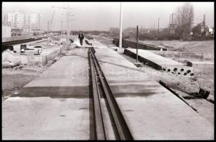 1986 Budapest, a Szilágyi utcai, felszíni metró építkezés, 28 db vintage NEGATÍV, 24x36 mm