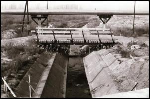 1986 Budapest, a Szilágyi utcai, felszíni metró építkezés, 28 db vintage NEGATÍV, 24x36 mm