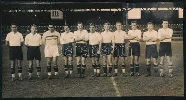 cca 1926 Pobuda Alfréd pecsétjével jelzett vintage fotó (foci csapat a pályán), 12x22,7 cm