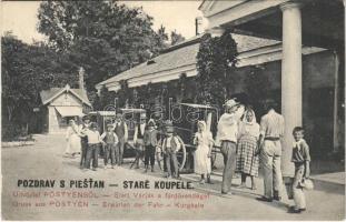 Pöstyén, Piestany; Start várják a fürdővendéget, fürdőkocsisok, pénztár. Gipsz H. / Erwarten der Fahr Kurgäste, Infanteristen / spa carriage and guests, cash desk