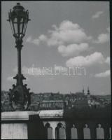 cca 1936 Reich Péter Cornel (?-?) budapesti fotóművész hagyatékából pecséttel jelzett, vintage fotóművészeti alkotás (városkép), 22x17,5 cm