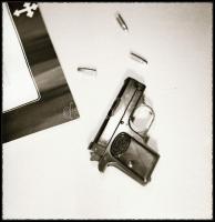cca 1942 Thöresz Dezső (1902-1963) békéscsabai gyógyszerész és fotóművész hagyatékából  vintage NEGATÍV (csendélet revolverrel), 6x6 cm