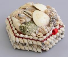 Kagylókkal borított ékszeres doboz. 10x9 cm