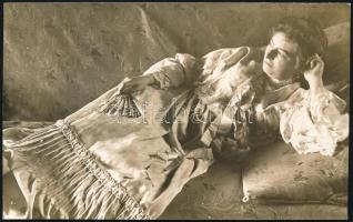 cca 1910 Kerny István (1879-1963) budapesti fotóművész hagyatékából, jelzés nélküli vintage fotó a feleségéről, 7,8x12,7 cm