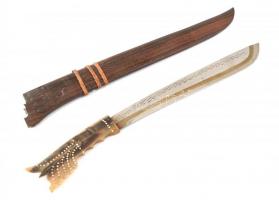 Toraja / Toradzsa jelzéssel indonéz törzsi tőr. Szaru markolat, fa hüvely. élezett penge. 52 cm
