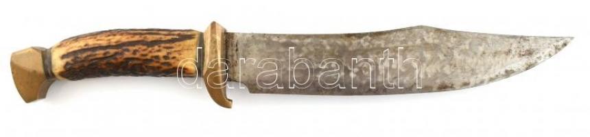 Nagy méretű kovácsolt pengéjű vadásztőr, agancs nyéllel. réz gombokkal, bőr hüvellyel. 35 cm, Élezet...