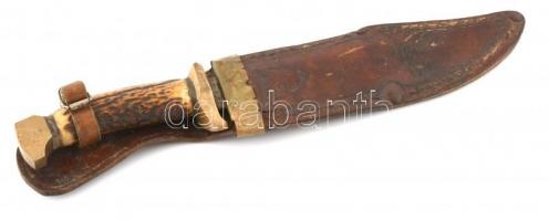 Nagy méretű kovácsolt pengéjű vadásztőr, agancs nyéllel. réz gombokkal, bőr hüvellyel. 35 cm, Élezet...