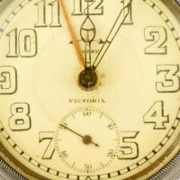 Victoria ébresztős zsebóra Működő jó állapotban, lejáró plexivel. d: 54 mm