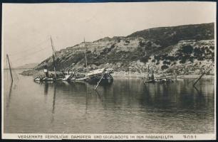 cca 1914-1918 Versenkte feindliche Dampfer und Segelboote in den Dardanellen, elsüllyedt hajók a Dardanelláknál, első világháborús fotó, K.u.K. Kriegspressequartie bélyegzéssel, 9x14 cm