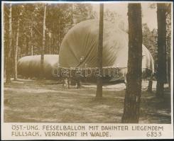 cca 1914-1918 "Öst.-Ung. Fesselballon mit dahinter Liegendem Füllsack, Verankert im Walde", osztrák-magyar léggömb fotója, első világháborús fotó, K.u.K. Kriegspressequartie' bélyegzéssel, a felületén folttal, 12x15 cm