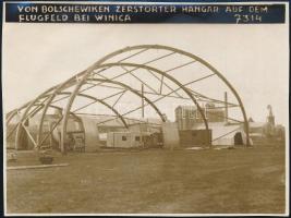 cca 1914-1918 Von Bolschewiken Zerstörter Hangar auf dem Flugfeld bei Winica, a bolsevikok által elpusztított hangár Winica közelében, első világháborús fotó, K.u.K. Kriegspressequartie bélyegzéssel, a felületén folttal, 12x16 cm
