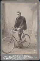 cca 1900-1910 Kerékpáros férfi fotója, keményhátú fotó, a fotó részben levált a kartonról, 16x10x cm