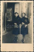 cca 1920-1940 Hölgyek fényképészhez mennek, fotólap, 13x8 cm