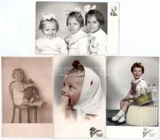 32 db RÉGI családi fotó képeslap vegyes minőségben: gyerekek / 32 pre-1945 family photo postcards in mixed quality: children
