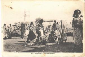 Djibouti, Marchandes de lait / market, milk vendors (cut)