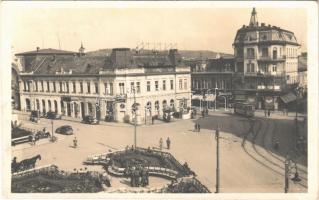 1942 Nagyvárad, Oradea; Bémer tér, Magyar Általános Hitelbank nagyváradi fiókja, drogéria, villamos, katonák, üzletek / square, bank, drugstore, tram, soldiers, shops (fl)