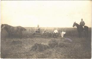 Bozedarowka, első világháborús osztrák-magyar katonák segítenek a mezőgazdasági munkában, szántás / WWI K.u.k. military, soldiers helping in the ploughing. photo