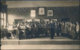cca 1920-1930 Kórus és kis zenekar színpadi előadása, fotólap, 13,5×8,5 cm