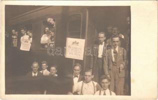 1925 Budapest VII. Keleti pályaudvar, Budapest Székesfőváros Elektromos Művek Dalköre indul Sopronba, tagok a vonaton. photo