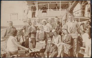 cca 1920 Hajó fedélzete kirándulókkal, fotólap, 13,5×8,5 cm