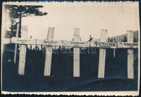 cca 1918 Katonasírok, fotólap, felületén törésnyom, 13×8,5 cm