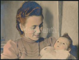 cca 1930 Anya gyermekével, kézzel színezett fotó, 17×23 cm