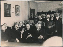 cca 1930 Bp., Egy előadás hallgatói, falon Ferenc József és Sisi képével, 2 db fotó, pecséttel jelzett, 17×23 cm